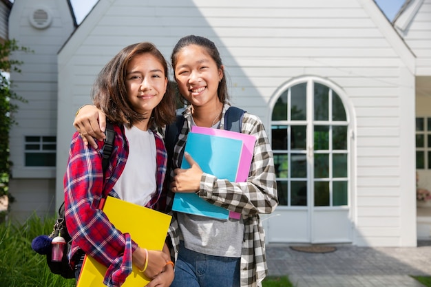 Foto giovani adolescenti che vanno a scuola