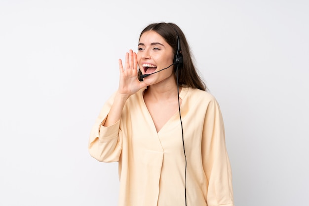 Молодая женщина телемаркетер над изолированных кричать с широко открытым ртом