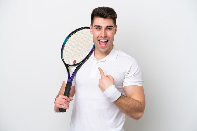 놀람 표정으로 흰색 배경에 고립 된 젊은 테니스 선수 남자
