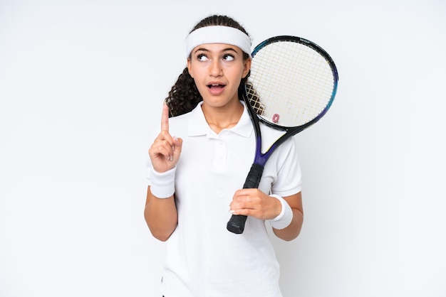 Photo young tennis player woman isolated on white background thinking an idea pointing the finger up