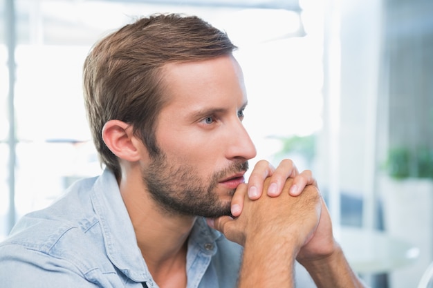 遠くを見ている若い思いやりのある男