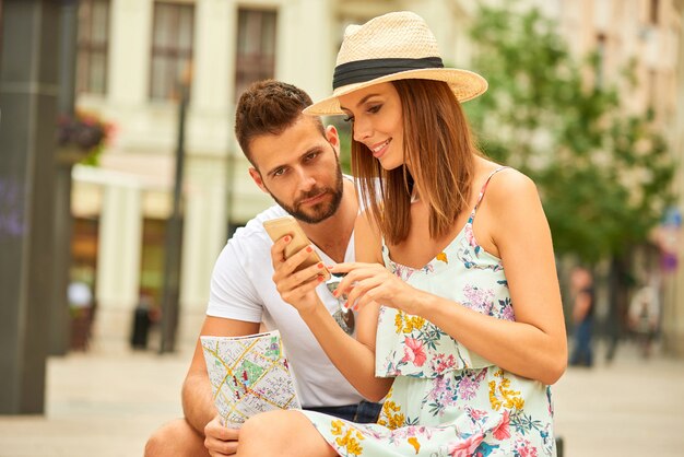 Coppia giovane turista sulla piazza