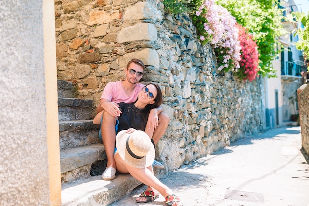 친퀘 테레 (Cinque Terre)의 이탈리아 휴가에 야외에서 유럽 휴가 여행하는 젊은 관광객 커플