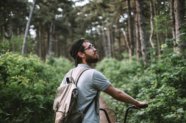 Photo a young tourist in the forest