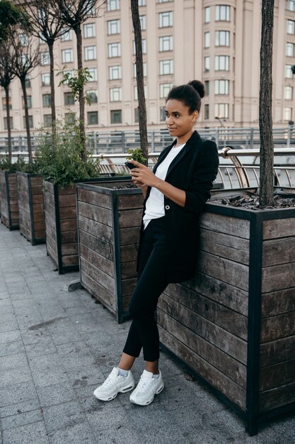 Ragazza giovane turista che cammina sulla strada