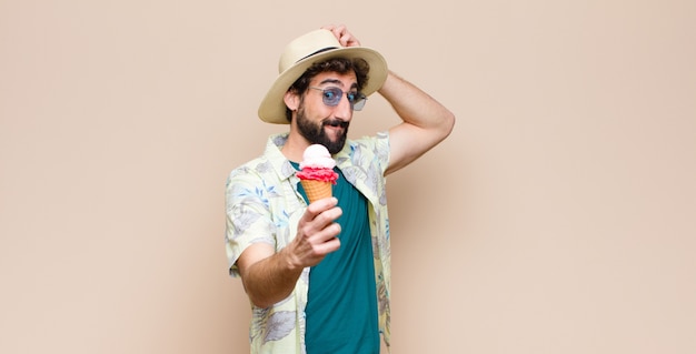 Giovane uomo turistico che mangia un gelato