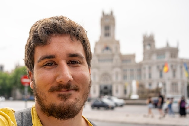 Photo young tourist man in madrid