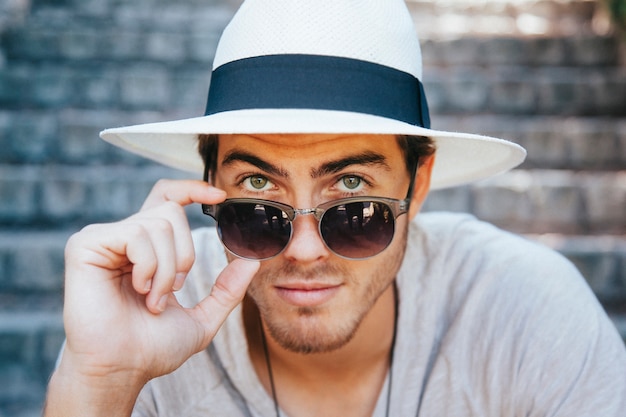 Photo young tourist posing with sunglasses