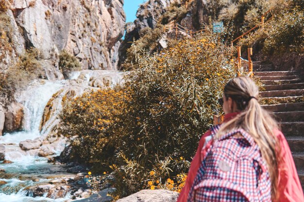 Foto giovani turisti camminano su un sentiero verso il concetto di escursione di viaggio d'avventura in montagna