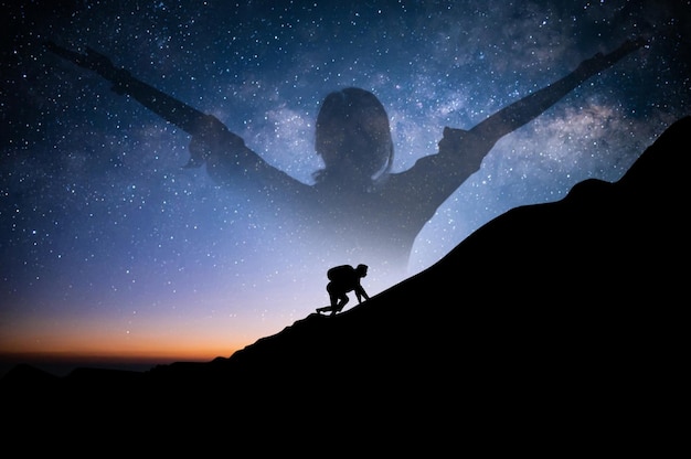 Photo a young tourist with backpack is climbing a cliff alone at night