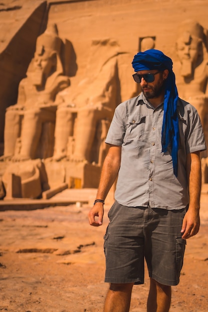 Foto un giovane turista con un turbante blu in visita ad abu simbel