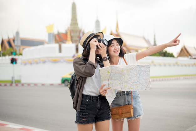 La giovane donna turistica sta godendo a bangkok, in thailandia