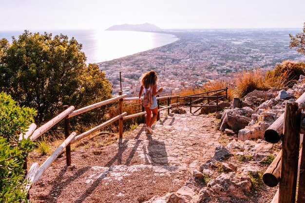테라치나 라치오 (Terracina Lazio) 와 함께 젊은 관광 여성과 바다 풍경 이탈리아 아름다운 모래 해변과 은 파란 물을 가진 경치 좋은 휴양 도시 마을 리비에라 드 울리세 (Riviera d'Ulysse) 의 유명한 관광 명소