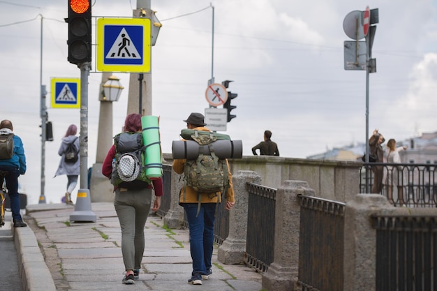 Юные туристы гуляют по улицам города, вид сзади, Санкт-Петербург