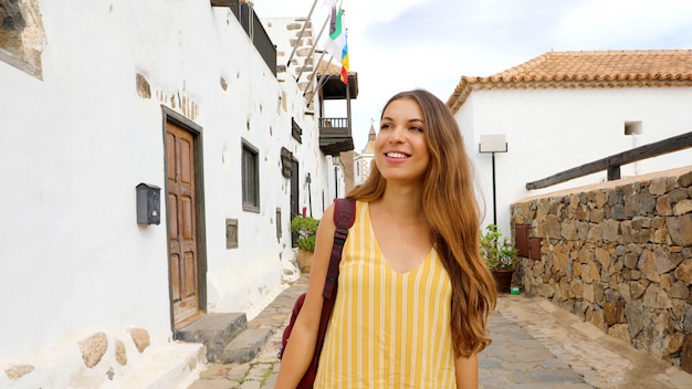 Giovane ragazza del viaggiatore visita il piccolo villaggio coloniale di betancuria, isole canarie, spagna