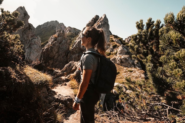 Молодая путешественница с рюкзаками Поход в горы Холм Сивы Врх и скалы под названием Радове Скалы в Западных Татрах Словакии Западные Татры в Словакии горный пейзаж