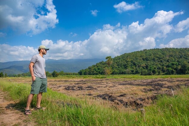 バックパックハイキング屋外旅行ライフスタイルと冒険の概念と帽子をかぶって若い旅行者