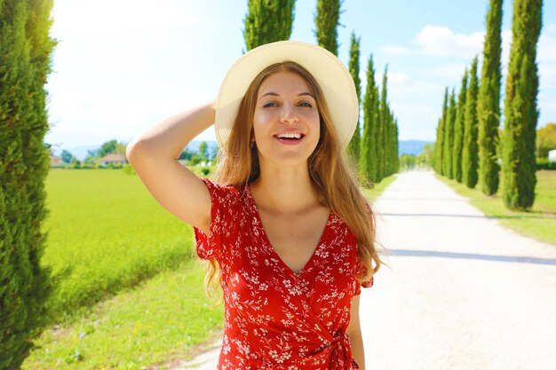 イタリアのヒノキのレーンの若い旅行者の女性。