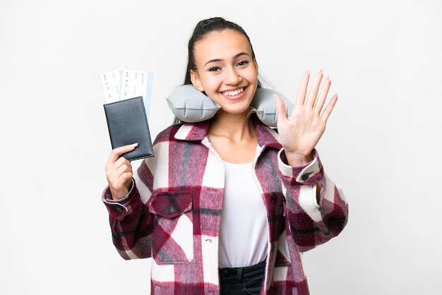 指で 5 を数える分離の白い背景の上にパスポートを保持している若い旅行者の女性