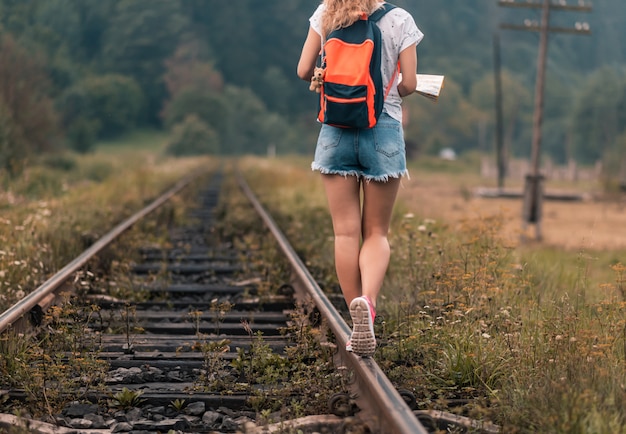 鉄道の若い旅行者の女性