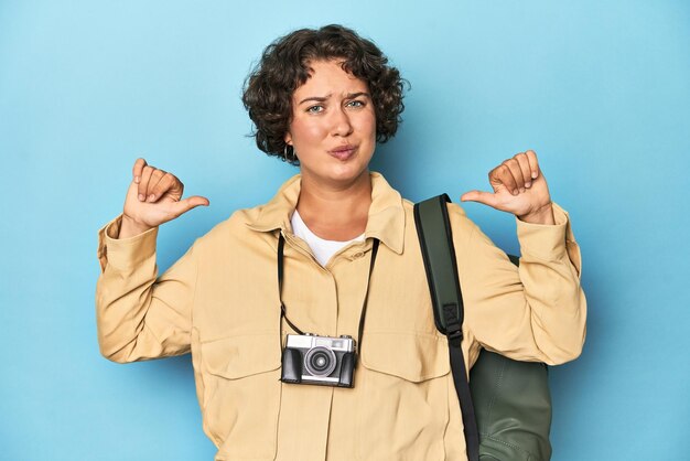 Photo young traveler woman with vintage camera feels proud and self confident example to follow