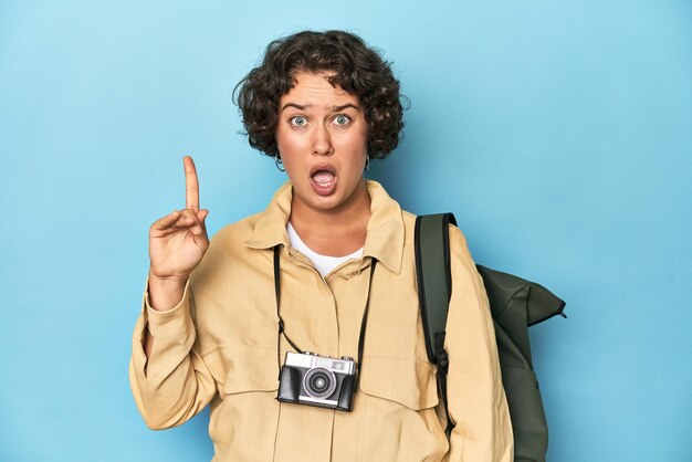 アイデアインスピレーションコンセプトを持つヴィンテージカメラを持った若い旅行者女性