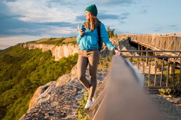 Foto giovane viaggiatore che gode della vacanza all'aperto