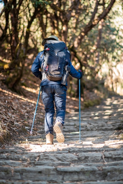 林道ネパールでトレッキングの若い旅行者