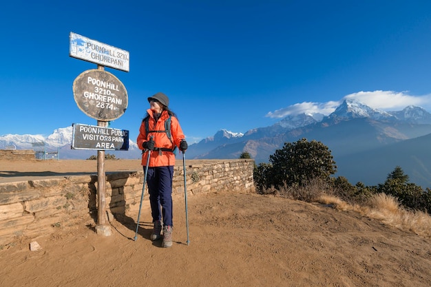 Un giovane viaggiatore che fa trekking nel punto di vista di poon hill a ghorepani nepal