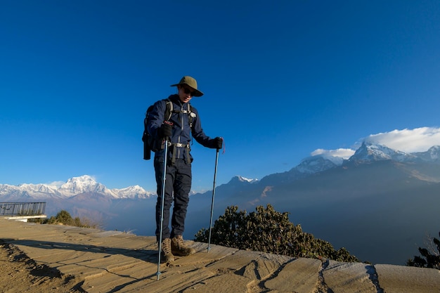Un giovane viaggiatore che fa trekking nel punto di vista di poon hill a ghorepani nepal