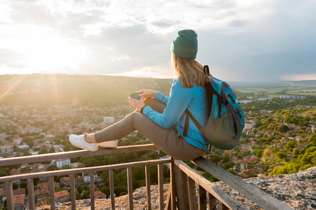 Foto giovane viaggiatore con il berretto che gode della vista