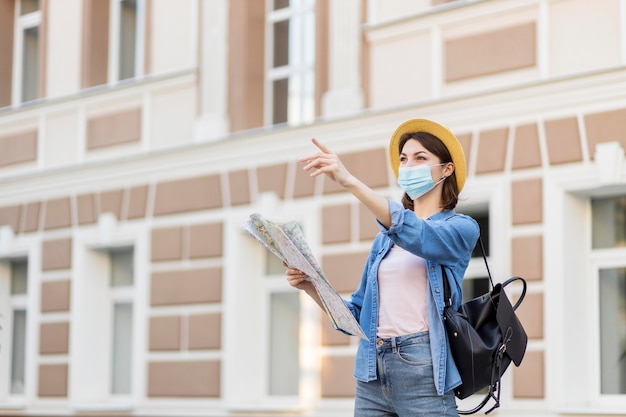 写真 帽子とフェイスマスクを持つ若い旅行者