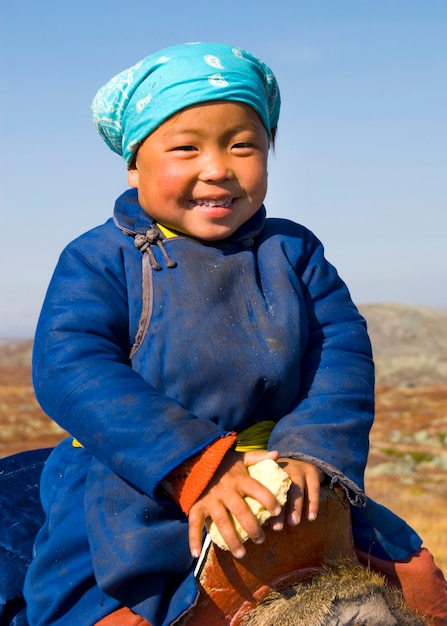 モンゴル北部の美しい笑顔（トナカイ人）を持つ若いツァタン女の子。