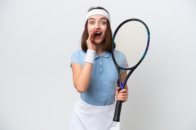 놀라움과 충격을 받은 표정으로 흰색 배경에 고립 된 젊은 우크라이나 테니스 선수 여자