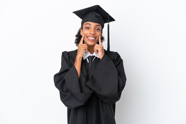 Giovane donna afroamericana laureata universitaria isolata su fondo bianco che sorride con un'espressione felice e piacevole
