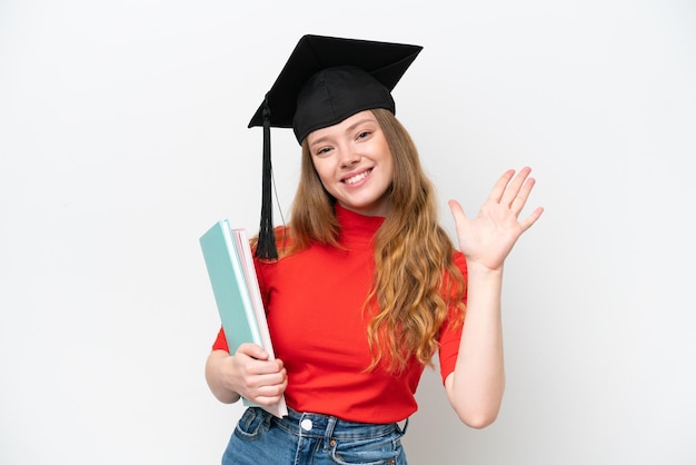Молодая выпускница университета изолирована на белом фоне, считая пять пальцами