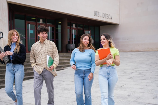 写真 概念教育研究の将来を勉強した後一緒に図書館を出る若い大学生