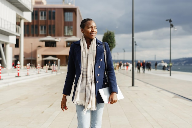 街を歩く若い都会のアフリカ人女性