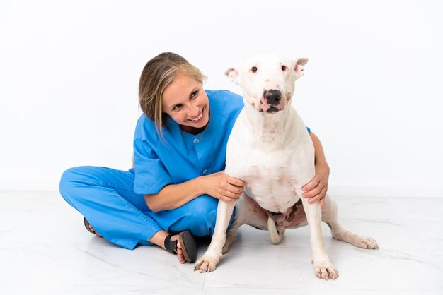 Giovane donna inglese veterinaria con cane