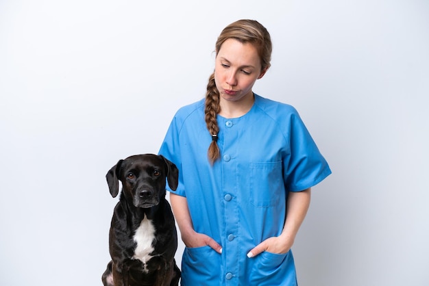 Молодая ветеринарная женщина с собакой на белом фоне с грустным выражением лица