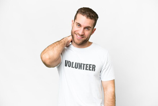 Молодой человек-волонтер над изолированным белым фоном смеется