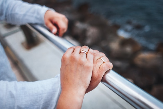 Photo young wedding couple holding hands