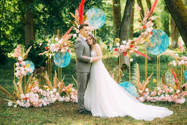 写真 夏の草原の若い結婚式のカップル