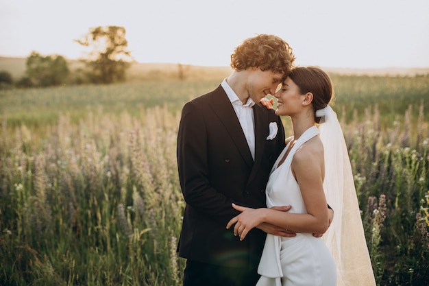 Фото Молодая свадебная пара вместе в поле