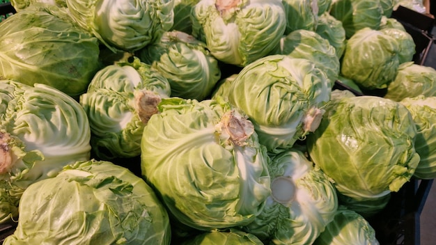 Foto un mucchio di cavoli bianchi sugli scaffali dei supermercati