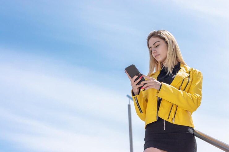 Photo young white latin girl outdoors checking her phone sky with copy space