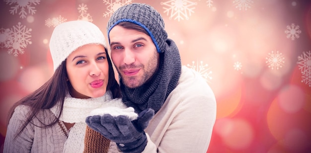 Foto giovani coppie di inverno contro il fondo d'ardore di natale