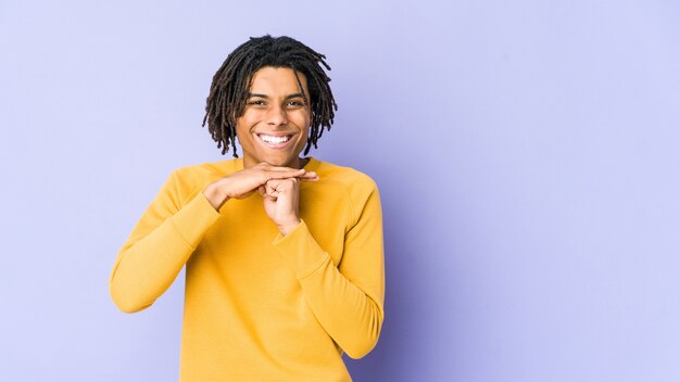 Photo young with his hands under chin