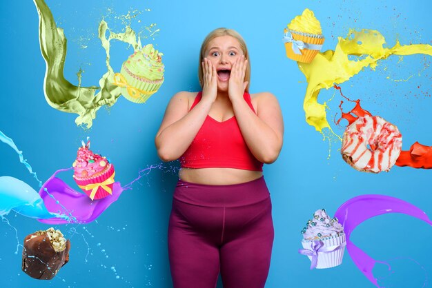 Photo young woman against blue background