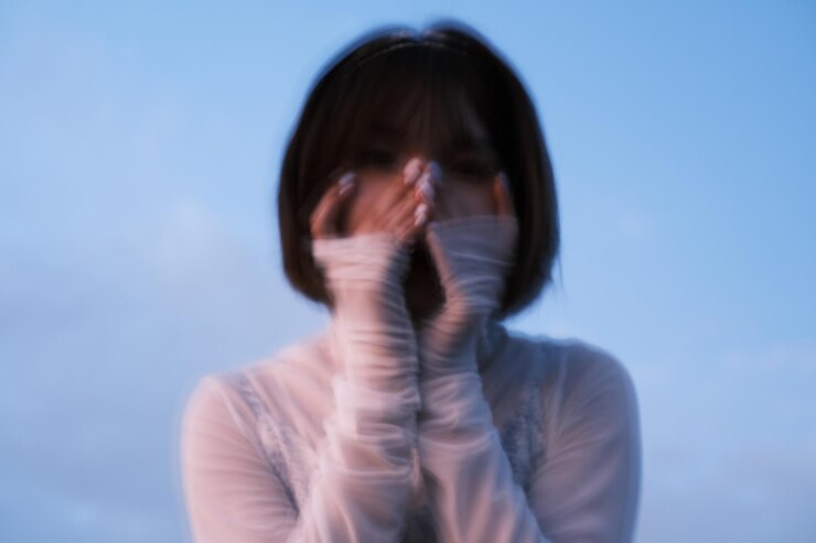 Photo 清い青い空に若い女性